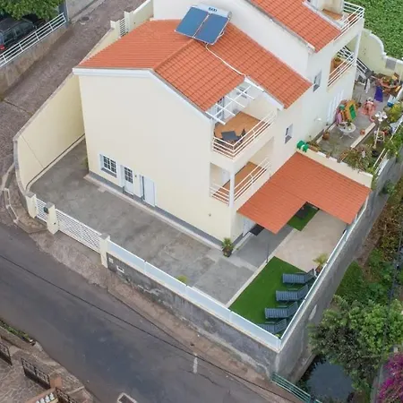 Flowers Island House 4 Caniço